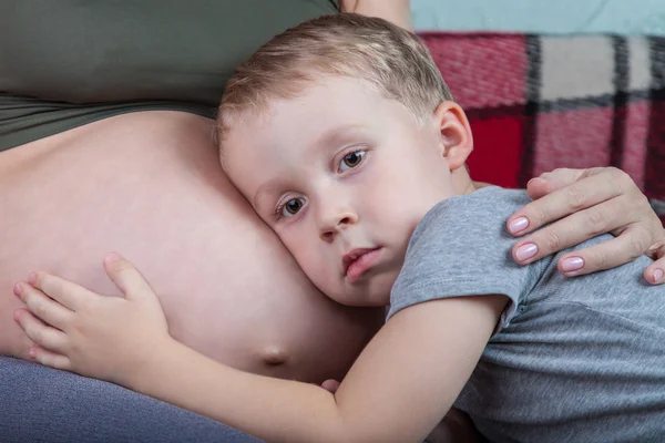 Chlapec a jeho těhotná matka — Stock fotografie