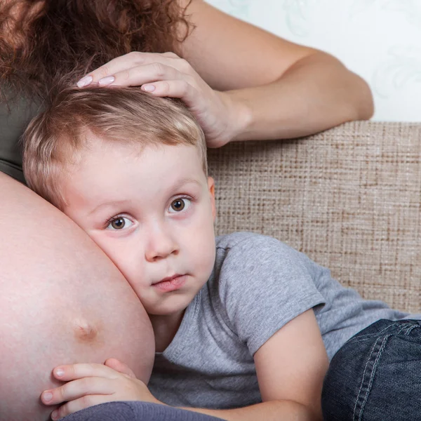 Boy and his pregnant mother — Stock Photo, Image