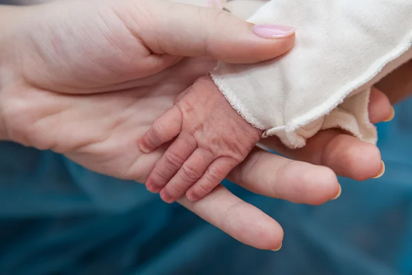 婴儿和母亲的手 — 图库照片