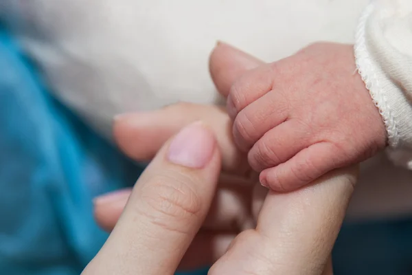 Bebê mão segurando mãe — Fotografia de Stock