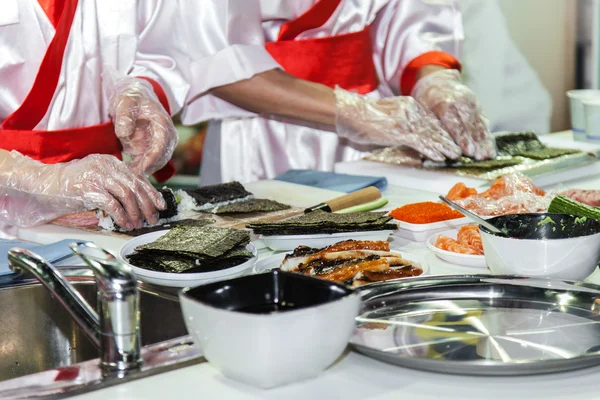 Koken Japanse sushi rolt — Stockfoto