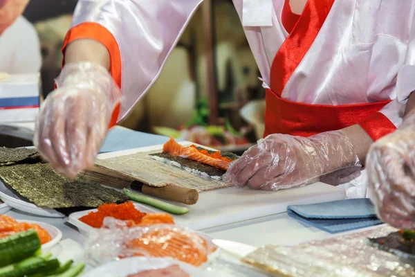 烹饪日本寿司卷 — 图库照片