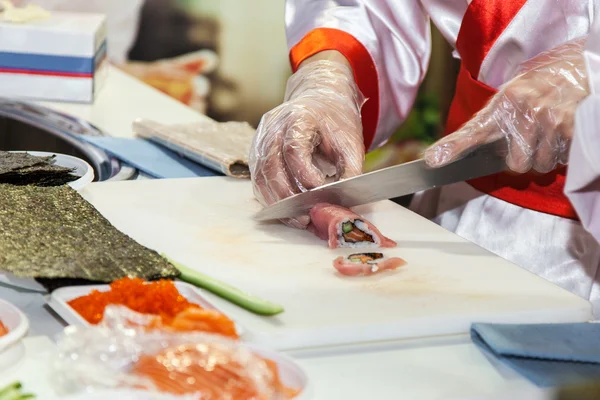 Cuisson des rouleaux de sushi japonais — Photo