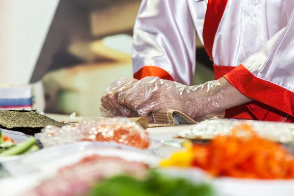 Matlagning japansk sushi rullar — Stockfoto