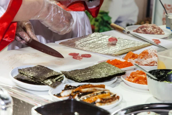 Főzés a japán sushi tekercs — Stock Fotó