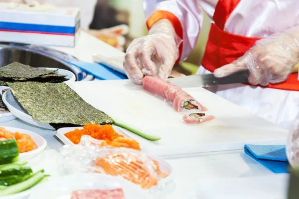Cozinhar rolos de sushi japonês — Fotografia de Stock