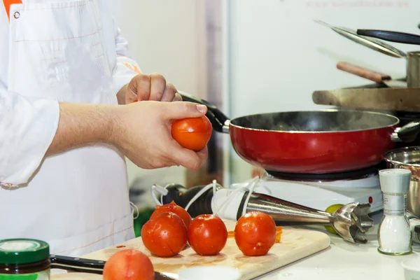 Chef prepara una comida —  Fotos de Stock