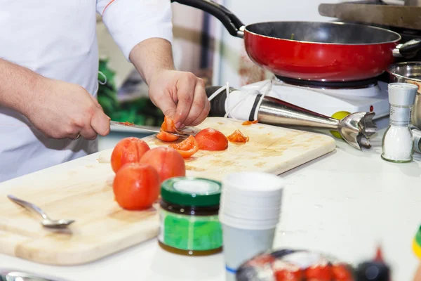 Chef-kok bereidt een maaltijd — Stockfoto