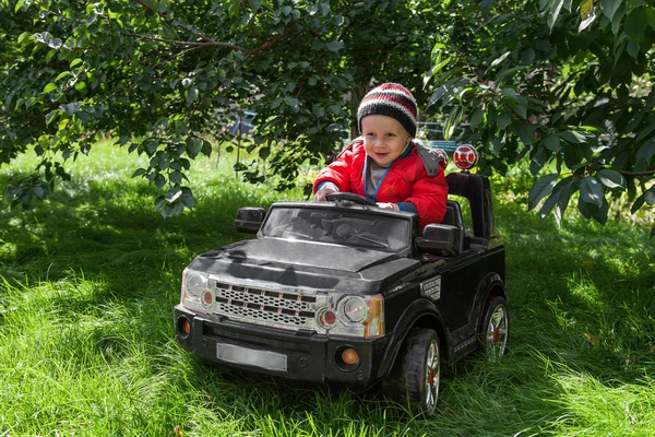Chłopiec jeździ na samochód elektryczny — Zdjęcie stockowe