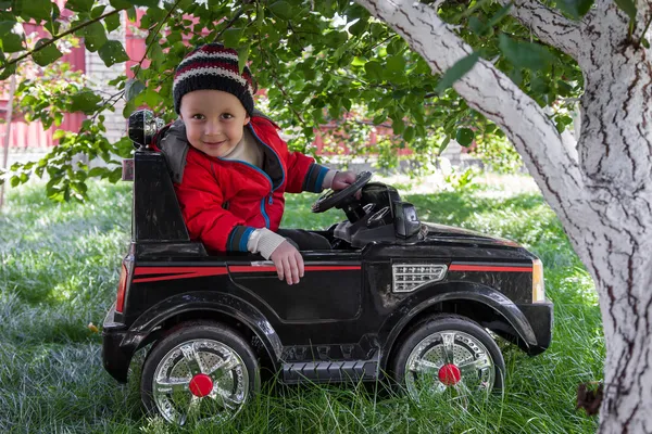 Chłopiec jeździ na samochód elektryczny — Zdjęcie stockowe