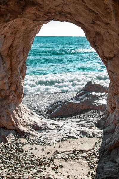 Caverna em rocha — Fotografia de Stock