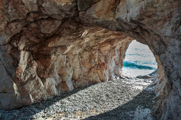 Caverna em rocha — Fotografia de Stock