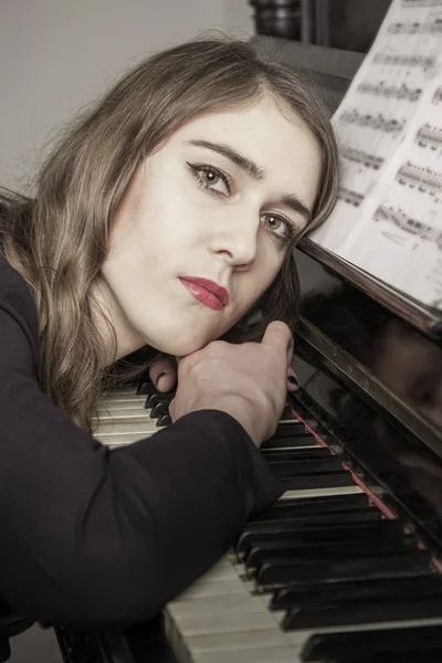 年轻的女钢琴家的肖像 — 图库照片