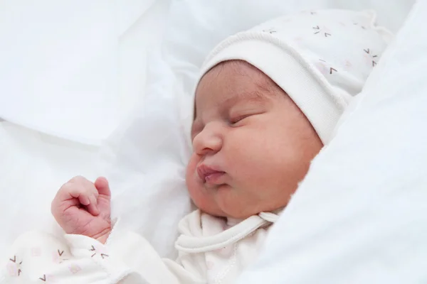 Newborn girl in the maternity hospital — Stock Photo, Image