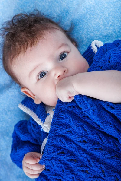 Newborn girl in the maternity hospital — Stock Photo, Image