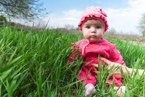 Bebé en un vestido rosa — Foto de Stock