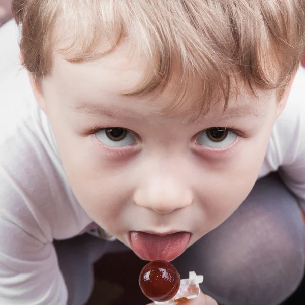 Pojke med en slickepinne — Stockfoto