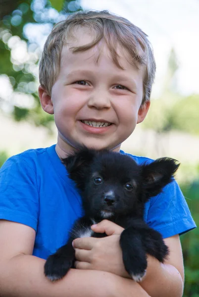 子犬を持つ少年のポートレート — ストック写真