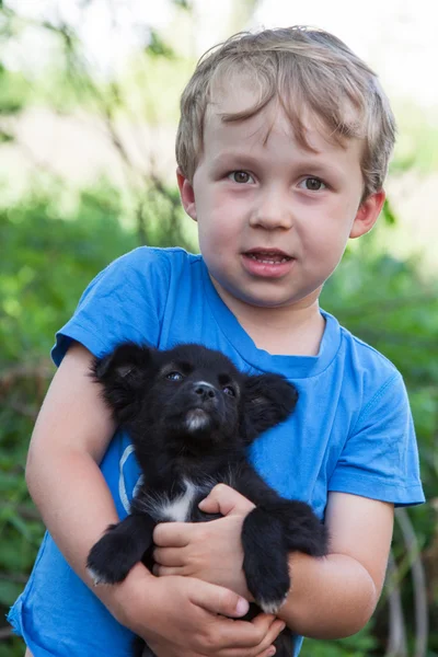 子犬を持つ少年のポートレート — ストック写真