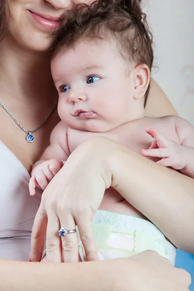 Anne ve bebek. — Stok fotoğraf