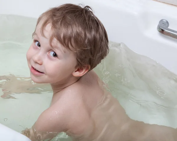 Junge badet in Badewanne — Stockfoto
