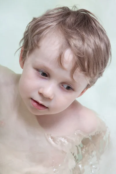 Junge badet in Badewanne — Stockfoto