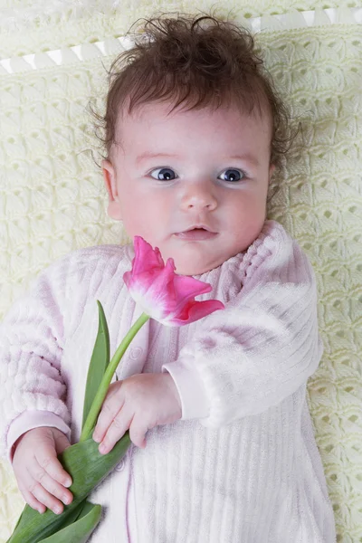 Baby mit Blumen — Stockfoto