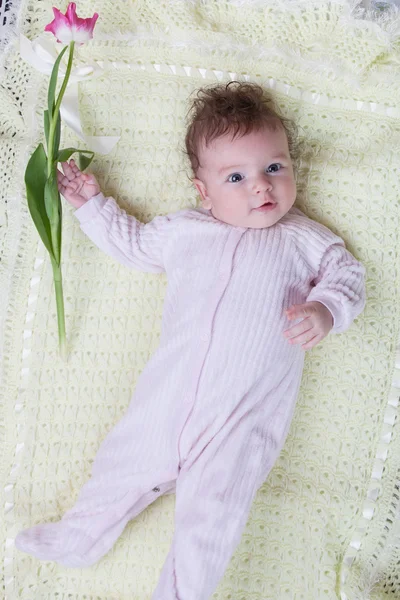 Bebê com flores — Fotografia de Stock