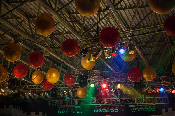 Decke mit Luftballons geschmückt — Stockfoto