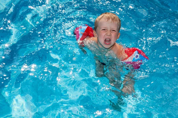 Junge schwimmt im Pool — Stockfoto