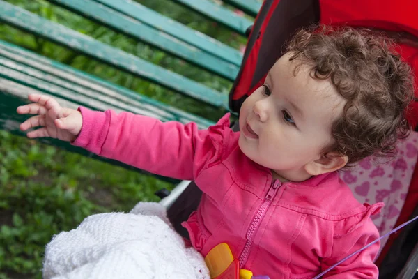 Retrato de bebê menina ao ar livre — Fotografia de Stock