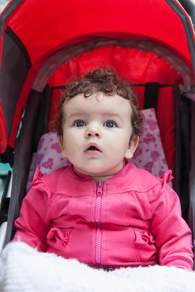 Retrato de bebê menina ao ar livre — Fotografia de Stock