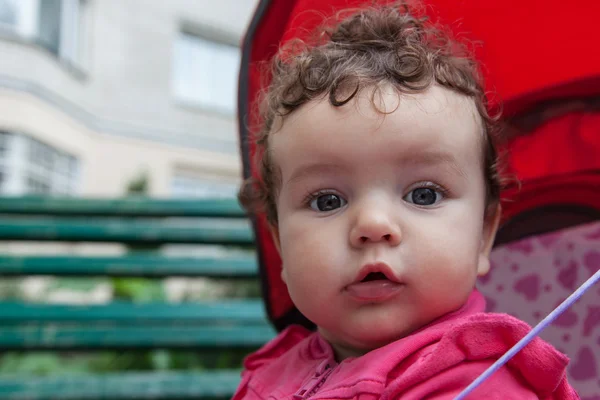 Bebek kız açık havada portresi — Stok fotoğraf