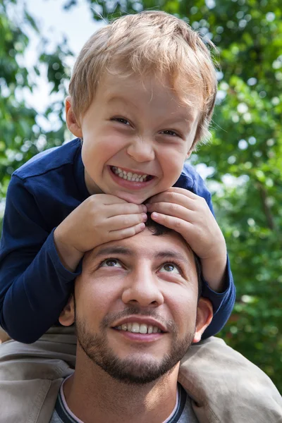 Boldog apa és fia. — Stock Fotó