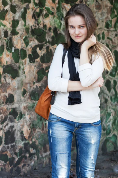 Porträt lächelnde junge Frau im Freien — Stockfoto