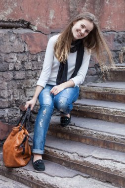 Gülümseyen kızın portresi