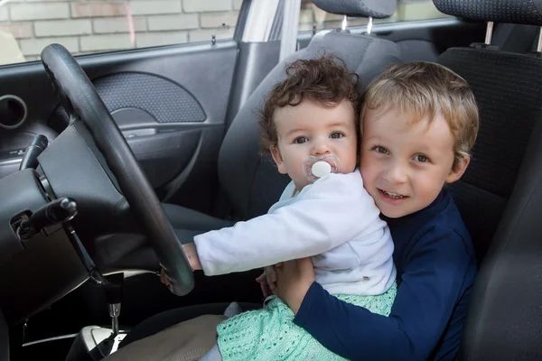 Les enfants s'assoient dans la voiture — Photo