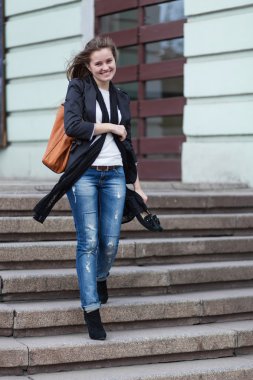 merdivenlerde genç kadın