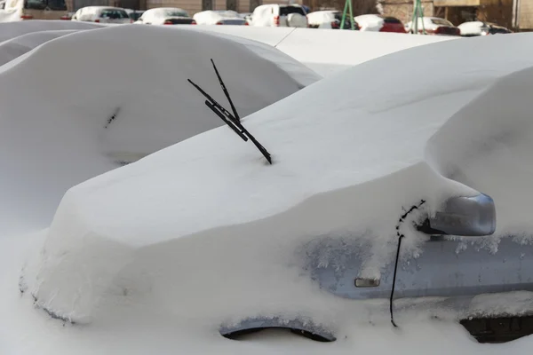 Coches cubiertos de nieve —  Fotos de Stock