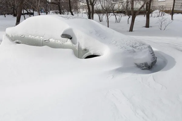 Bilar täcks av snö — Stockfoto