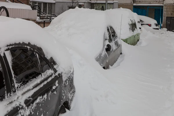 Auto's bedekt met sneeuw — Stockfoto