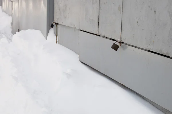 Iron gate na sneeuwval — Stockfoto