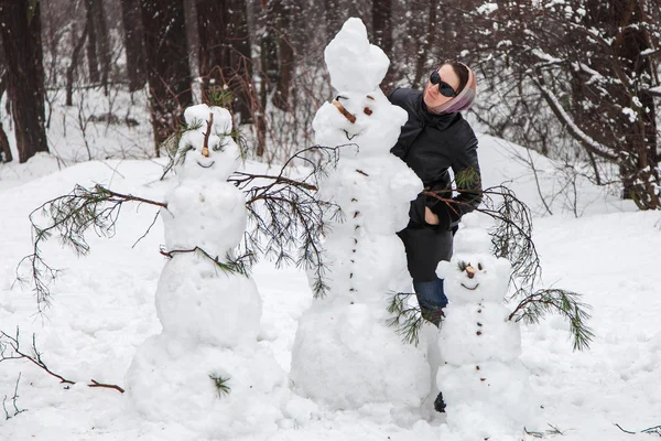 雪だるまの近くの女性 — ストック写真