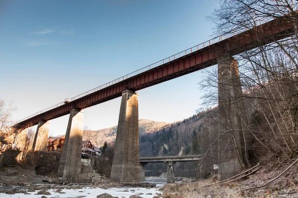 Oude brug over bergbeek — Stockfoto