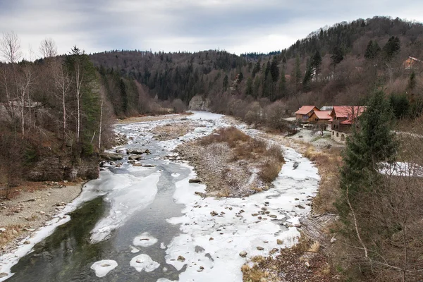 Vintern berg floden — Stockfoto