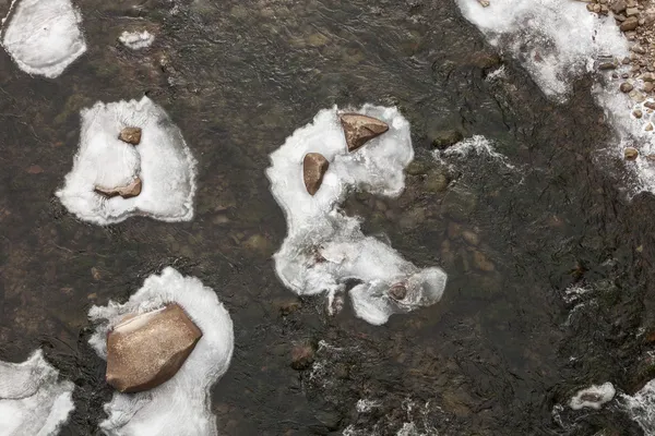 冬の山の川 — ストック写真