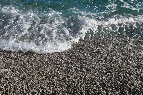 波浪在岸上运行 — 图库照片