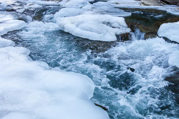 Гірська річка взимку — стокове фото
