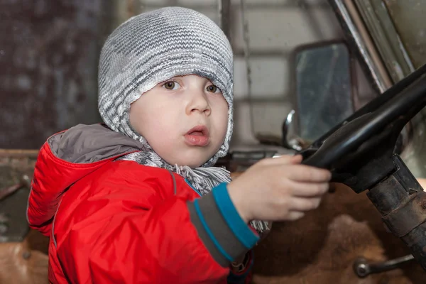Мальчик играет в машине — стоковое фото