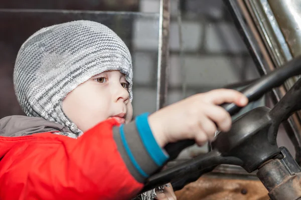 Pojke spela i bilen — Stockfoto